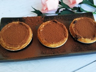 14、爆浆脏脏蛋挞,筛上可可粉