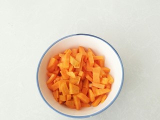 1、胡萝卜奶油吐司,胡萝卜切成丁。
