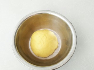 4、胡萝卜奶油吐司,揉成无干粉状态。