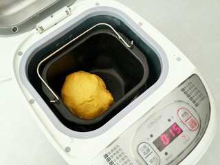 5、胡萝卜奶油吐司,面团投入面包机中开启揉面。