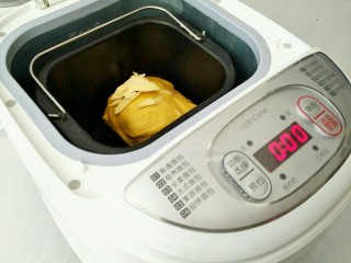 6、胡萝卜奶油吐司,揉面二十分钟之后投入黄油和盐，继续开启揉面程序二十分钟。