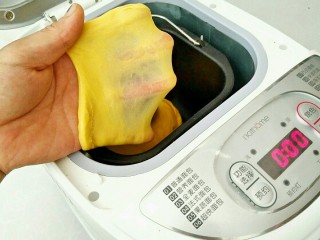 7、胡萝卜奶油吐司,揉面结束之后，面团能出膜。