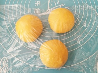 9、胡萝卜奶油吐司,取出面团分割成三份，盖上保鲜膜，醒发二十分钟。
