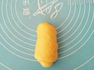 11、胡萝卜奶油吐司,转起来，依次类推，做好其他的两个剂子。