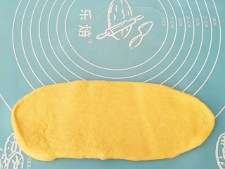 10、胡萝卜奶油吐司,醒发过后，面团排气擀成长舌状。