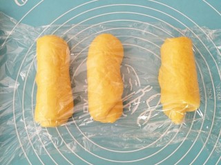 12、胡萝卜奶油吐司,盖上保鲜膜，醒发15分钟。