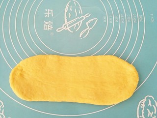 13、胡萝卜奶油吐司,再次擀成长蛇状。
