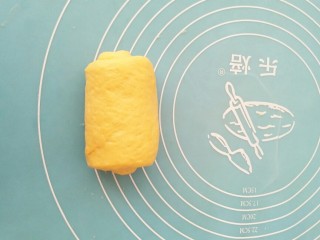 14、胡萝卜奶油吐司,卷起来，依次类推，做好，其余的两个。