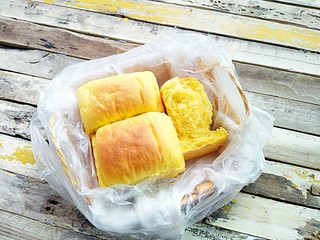 18、胡萝卜奶油吐司,出炉之后，倒出模具放凉，密封保存。