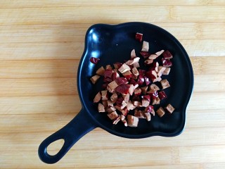 5、午后甜蜜茶点之芝士紫薯坚果吐司卷（烤箱版）,大枣洗净去核切丁