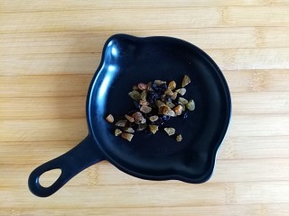 6、午后甜蜜茶点之芝士紫薯坚果吐司卷（烤箱版）,葡萄干，蓝莓干切一刀