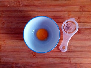 9、午后甜蜜茶点之芝士紫薯坚果吐司卷（烤箱版）,分离蛋白蛋黄，只取蛋黄用做蛋黄液
