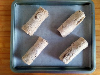 20、午后甜蜜茶点之芝士紫薯坚果吐司卷（烤箱版）,四份全部卷好，放入铺油纸的烤盘摆放好