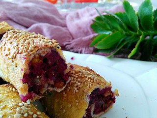 24、午后甜蜜茶点之芝士紫薯坚果吐司卷（烤箱版）,烤好装盘，美美哒拍个照片（从烤箱拿出来可以刷点蜂蜜水，颜色会更漂亮呦！）