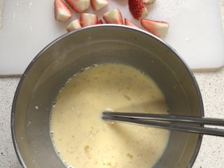 4、草莓克拉夫提,用筷子或搅拌器搅拌均匀，多搅搅