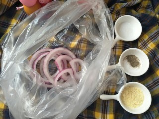 7、小食拼盘之酥炸巴沙鱼，洋葱圈篇,取一个保鲜袋，将洋葱圈放入保鲜袋中