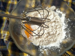 12、小食拼盘之酥炸巴沙鱼，洋葱圈篇,用手动打蛋器打匀