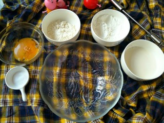 10、小食拼盘之酥炸巴沙鱼，洋葱圈篇,准备一个蛋黄，适量盐，50克玉米淀粉，50克面粉，100克牛奶