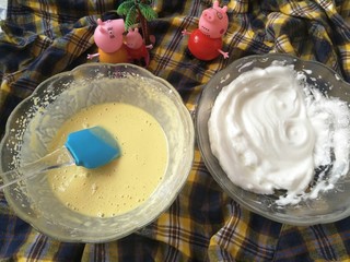 17、小食拼盘之酥炸巴沙鱼，洋葱圈篇,蛋清和蛋黄糊全部准备好，如图。