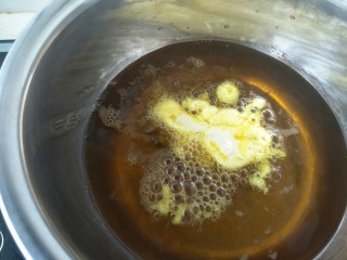 22、小食拼盘之酥炸巴沙鱼，洋葱圈篇,小火炸巴沙鱼，炸一会儿翻个面，再炸一会。