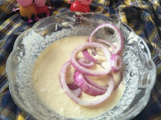 25、小食拼盘之酥炸巴沙鱼，洋葱圈篇,剩下的面糊糊，将洋葱圈放入面糊糊中，翻滚一圈，让洋葱圈包裹一层面糊糊