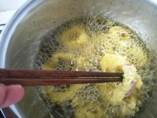 28、小食拼盘之酥炸巴沙鱼，洋葱圈篇,油六七成热的时候下锅炸。