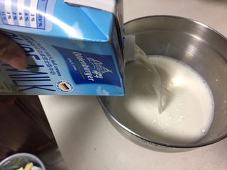 4、可以倒扣的自制老酸奶（面包机版）,牛奶倒三分之一加进细砂糖在盆里。