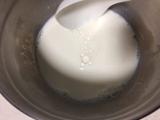 7、可以倒扣的自制老酸奶（面包机版）,搅拌均匀，要多搅一会 ，一定要把糖和菌粉搅拌融化。