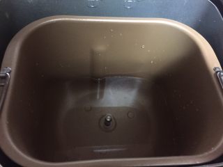 8、可以倒扣的自制老酸奶（面包机版）,面包桶里放500毫升温水。