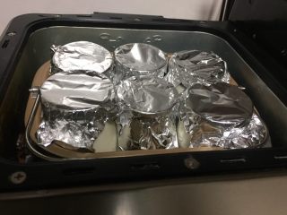 9、可以倒扣的自制老酸奶（面包机版）,牛奶装瓶，封口用锡纸包紧，码在面包桶里。