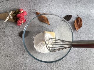 3、云石曲奇,放入糖粉,用打蛋器搅拌