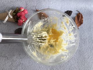 5、云石曲奇,蛋黄液分三次加入,每次都要把蛋黄液完全打入黄油里,防止水油分离