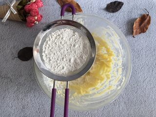 7、云石曲奇,筛入低筋面粉