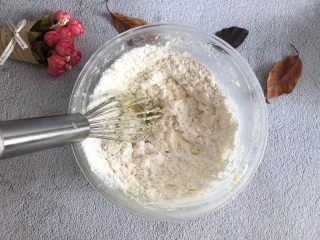 8、云石曲奇,搅拌均匀,揉成面团