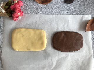 11、云石曲奇,将两块面团整理成长方形的片