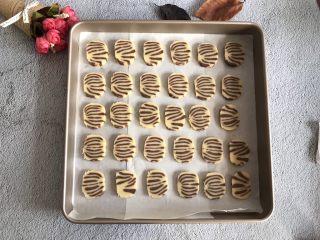 20、云石曲奇,摆入烤盘中,放入提前预热好的烤箱,170度烤15分钟