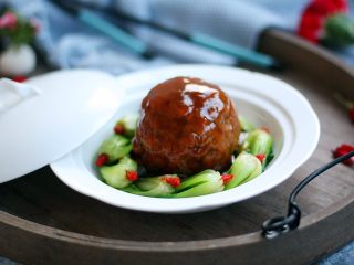 18、做年货 家宴特色秘制龙眼丸子（31个步骤图文详细解释）,将汁浇在龙眼丸子上即可。