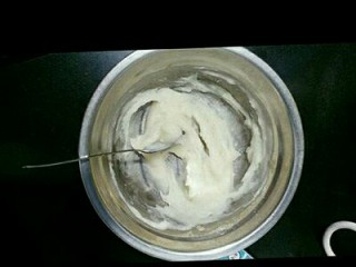 1、玫瑰面包,汤种糊配料拌匀，小火加热变成糊状，晾凉两小时后使用