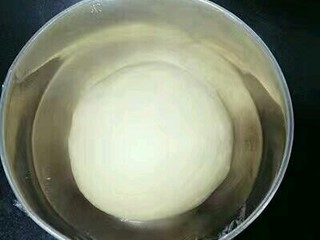 3、玫瑰面包,从面包桶中取出，置于碗中盖保鲜膜冷藏发酵一夜到两倍大小，也可室温发酵到两倍大