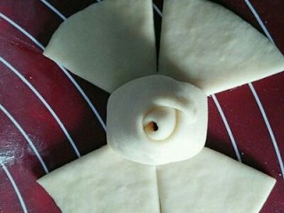 8、玫瑰面包,如图所示，包起来