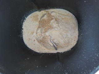 1、奶香红薯披萨,把面粉，糖，牛奶，酵母称入面包桶内