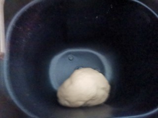 2、奶香红薯披萨,启动和面程序18分钟，揉成光滑的面团开始发酵