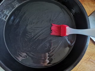 4、奶香红薯披萨,披萨烤盘刷油