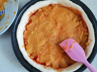 9、奶香红薯披萨,抹一半的红薯馅，用铲子摊平