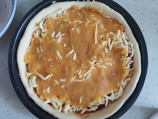 11、奶香红薯披萨,把剩下的红薯馅抹上，用铲子摊平