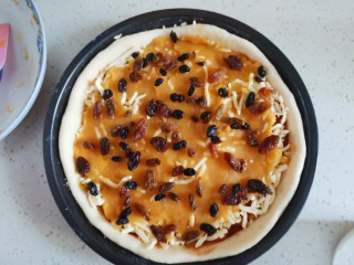 12、奶香红薯披萨,撒上葡萄干（葡萄干提前洗干净沥干水份）