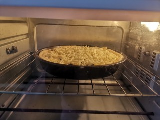 14、奶香红薯披萨,送入预热好的烤箱，上下火180度烤20分钟