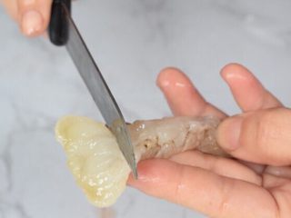 2、鲜虾可乐饼,在虾的腹部切几刀防止虾身弯曲