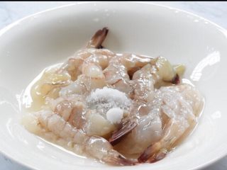 3、鲜虾可乐饼,加入料酒、盐