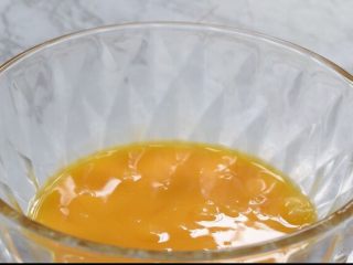 14、鲜虾可乐饼,鸡蛋打散